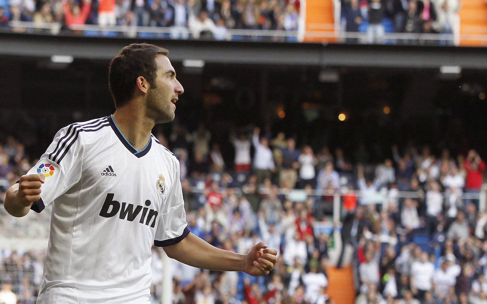 “英超赛场火热：球队拼尽全力保榜首”，英超各项赛事