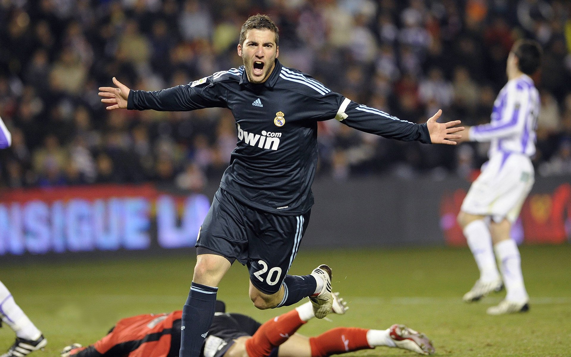 《校园电竞热潮：大学生组队竞技揭幕》，大学校园适合电竞商赛