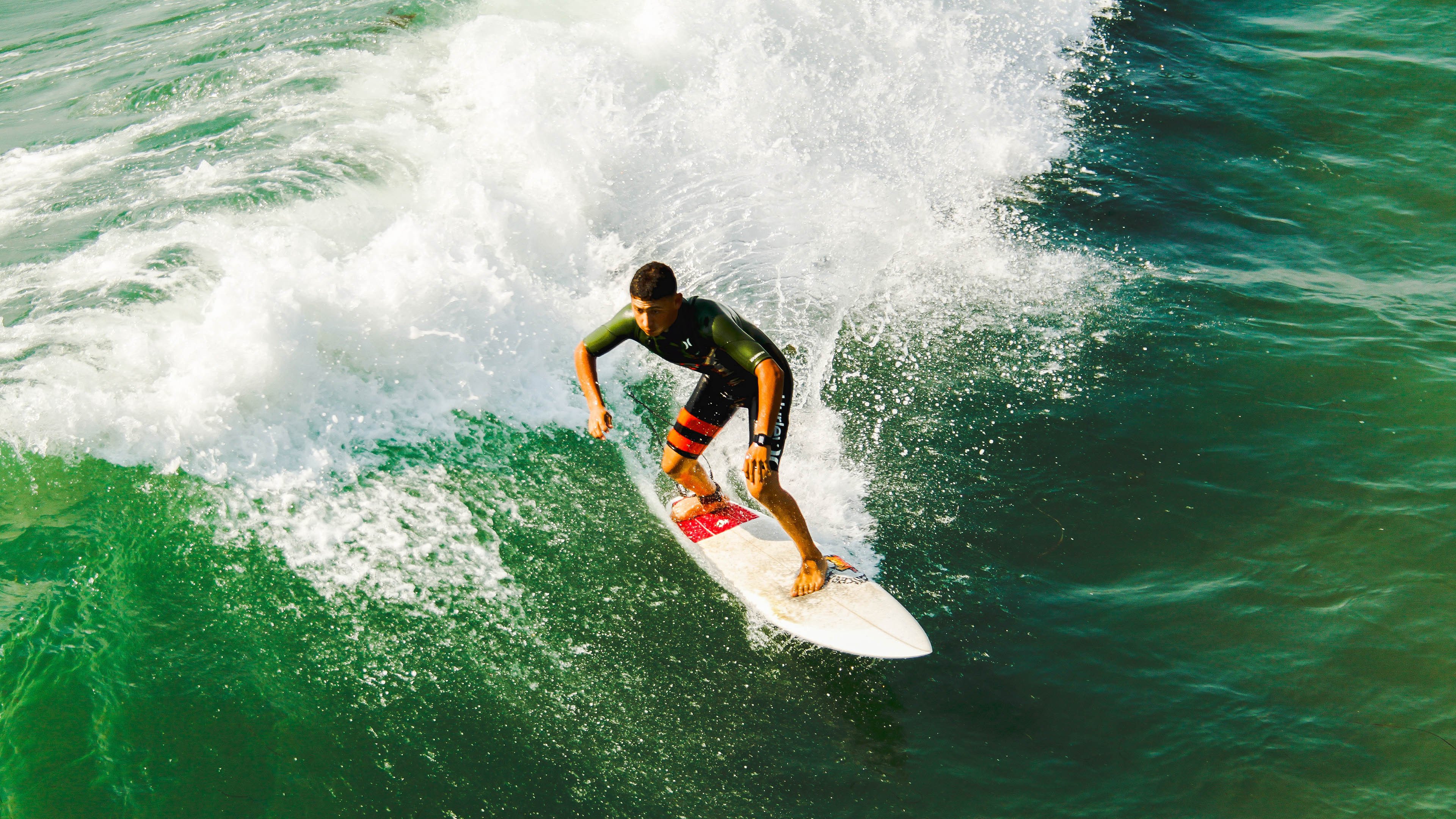 九游游戏中心-《校园电竞联赛火热进行：青春竞技再扬帆》，校园电竞比赛的宣传语